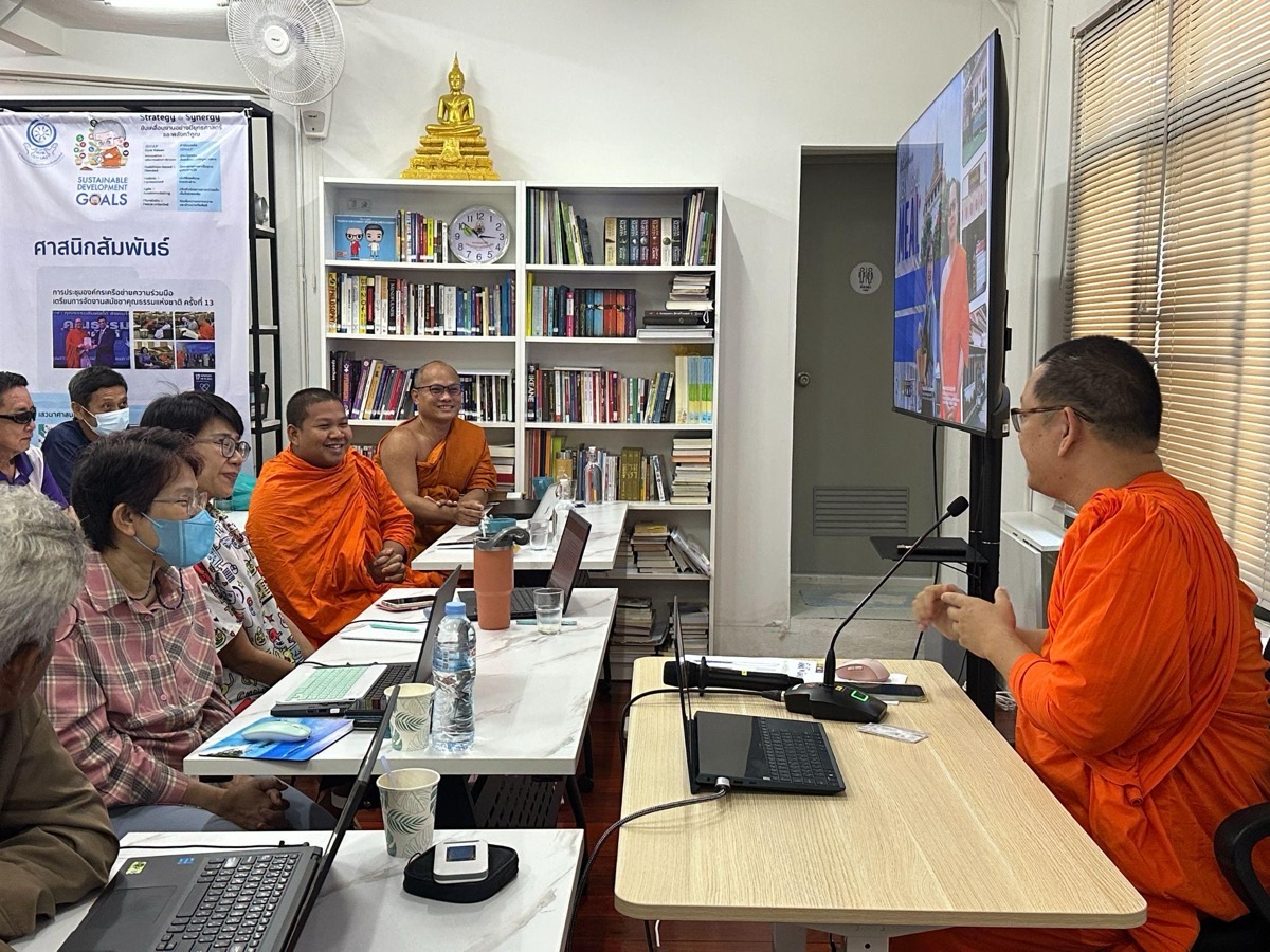 ผู้เข้าอบรมกำลังทำกิจกรรมภายในโครงการ